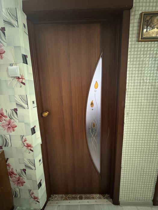 Продам три двери и люстру б/у