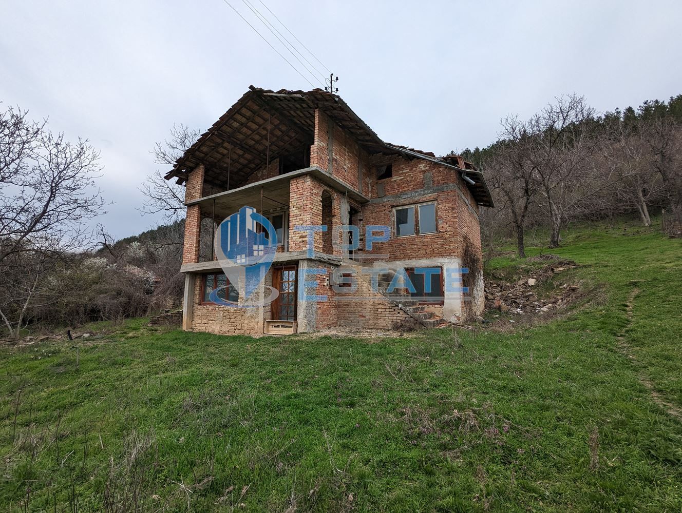 Двуетажна тухлена къща в село Вишовград