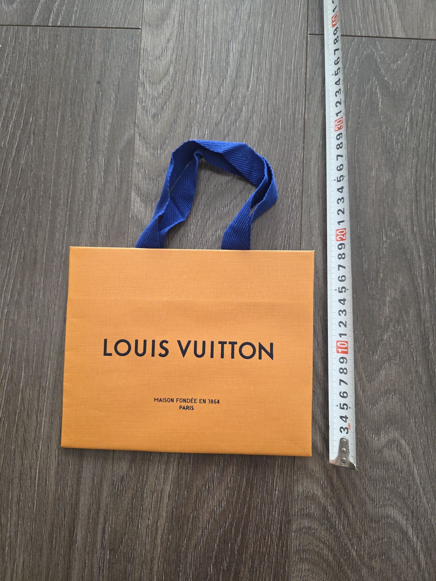 Хартиени чанти DIOR и Louis Vuitton