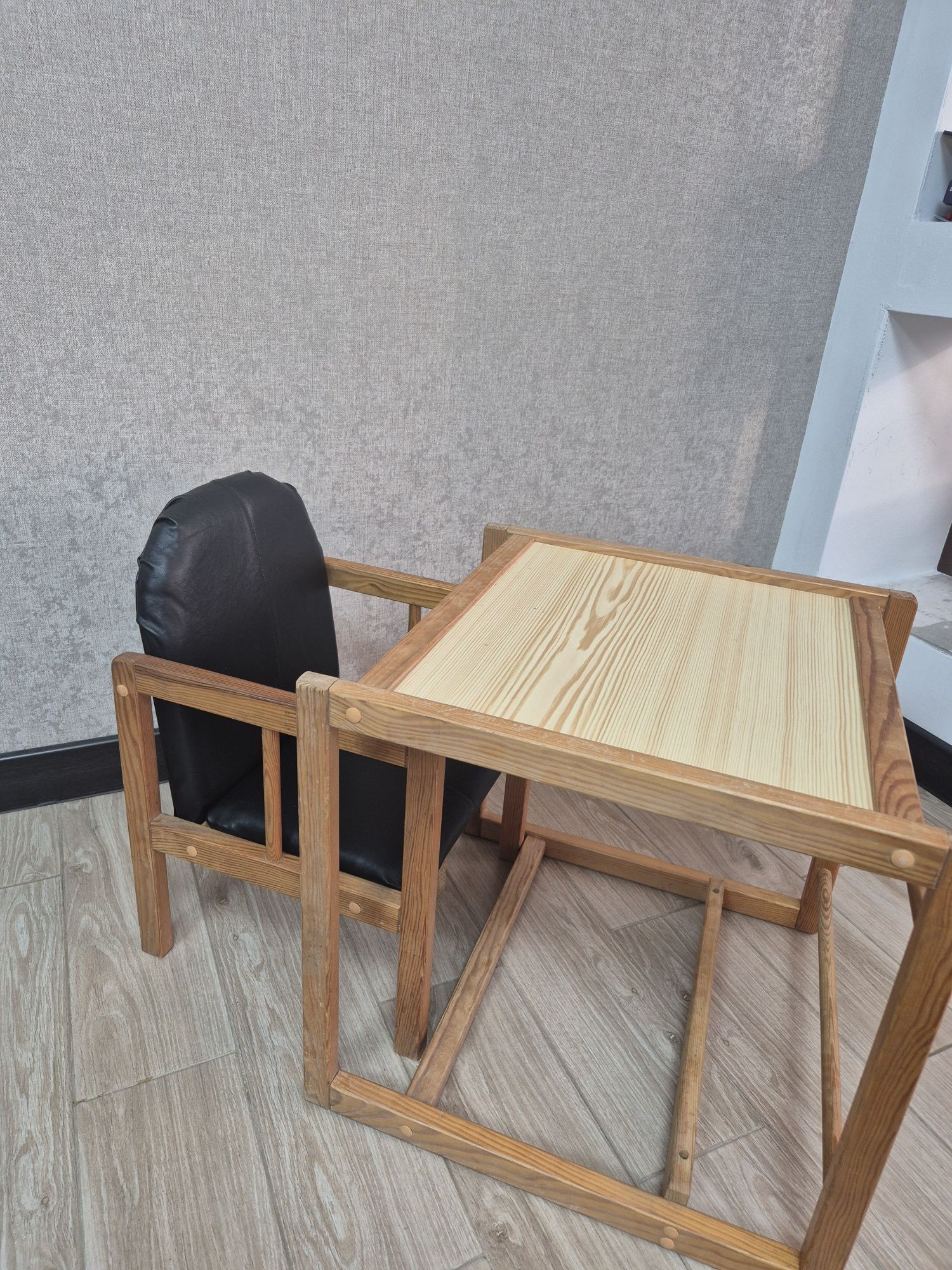 Стул для кормления из дерева