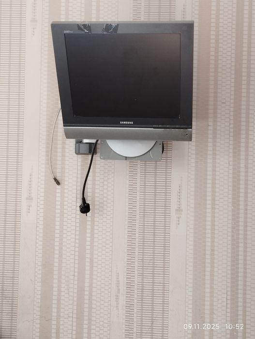 Продаем телевизор навесной на кухню