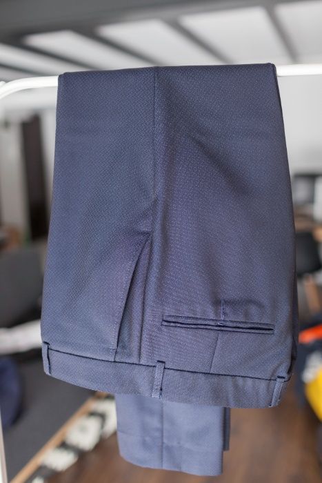 Vand costum barbati (pantaloni + sacou + papion)