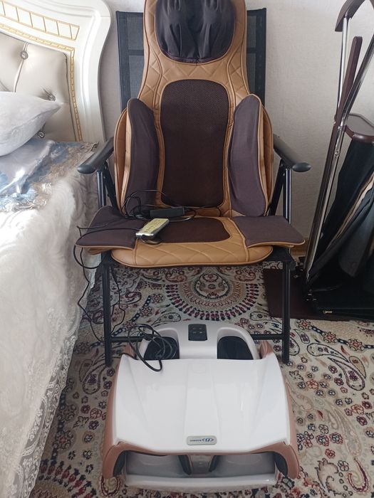 Массажное кресло, и массажёр для ног