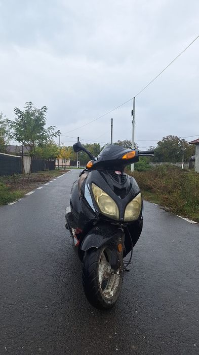 Vând scuter 2 timpi