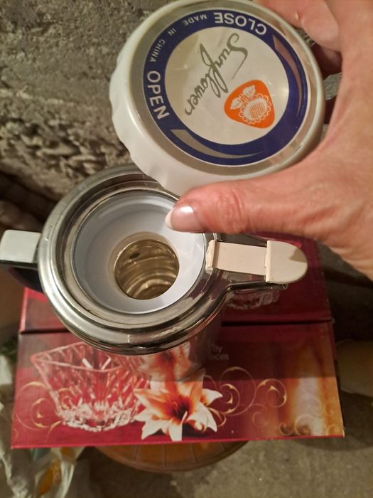 Термуси различни от които единият професионален.