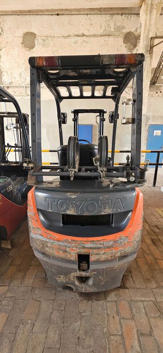 Вилочный погрузчик TOYOTA