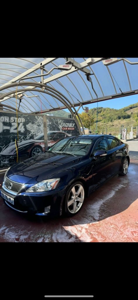 Lexus is 220d an 2010