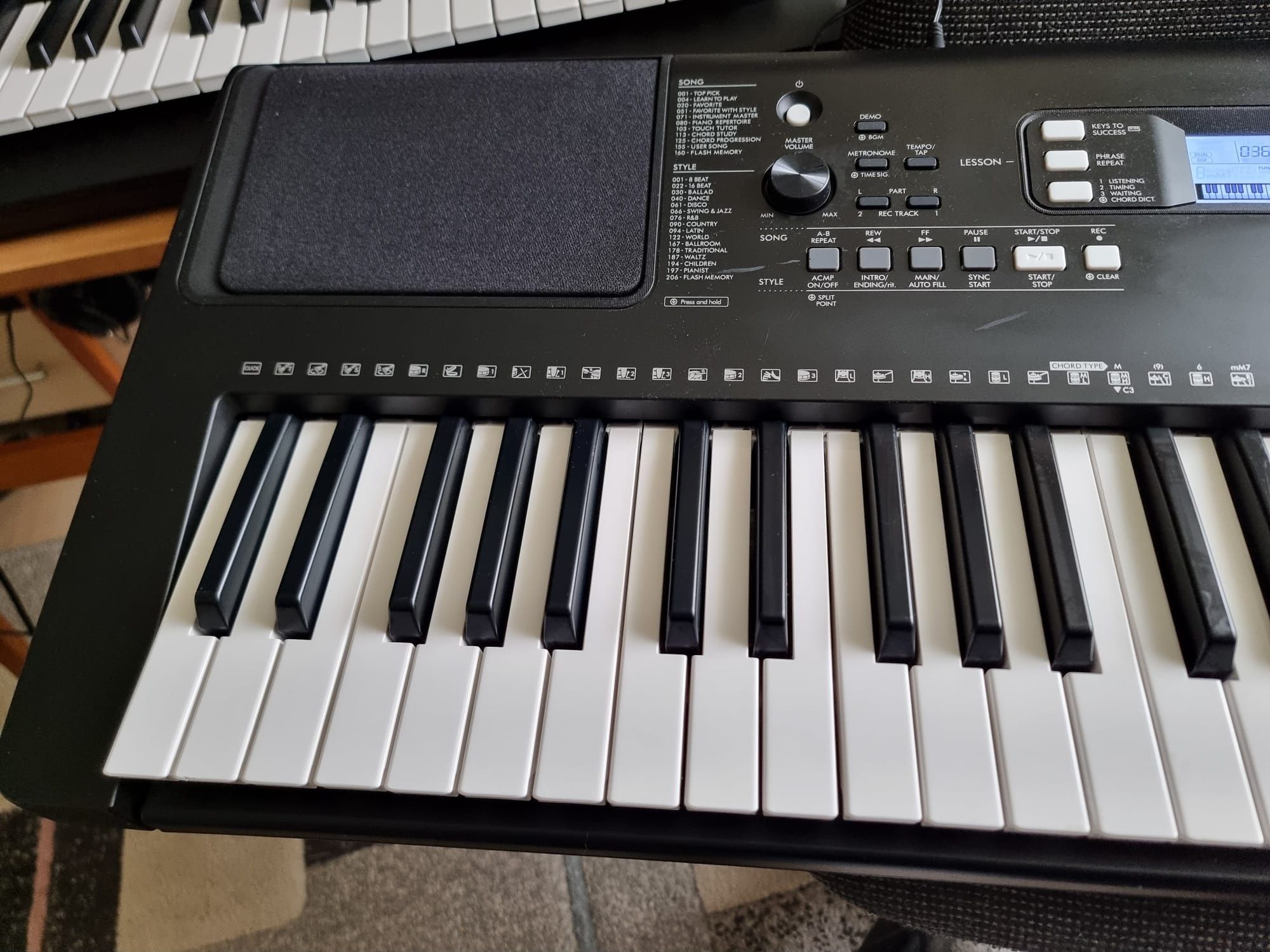 Yamaha PSR E373 622 voci 204 styles și 10 Românești
