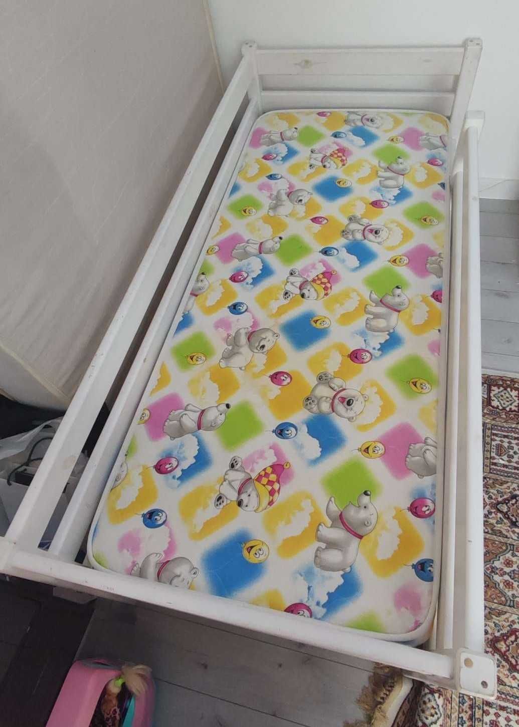 Продам детскую кровать с матрасом (В отличном состояний.)