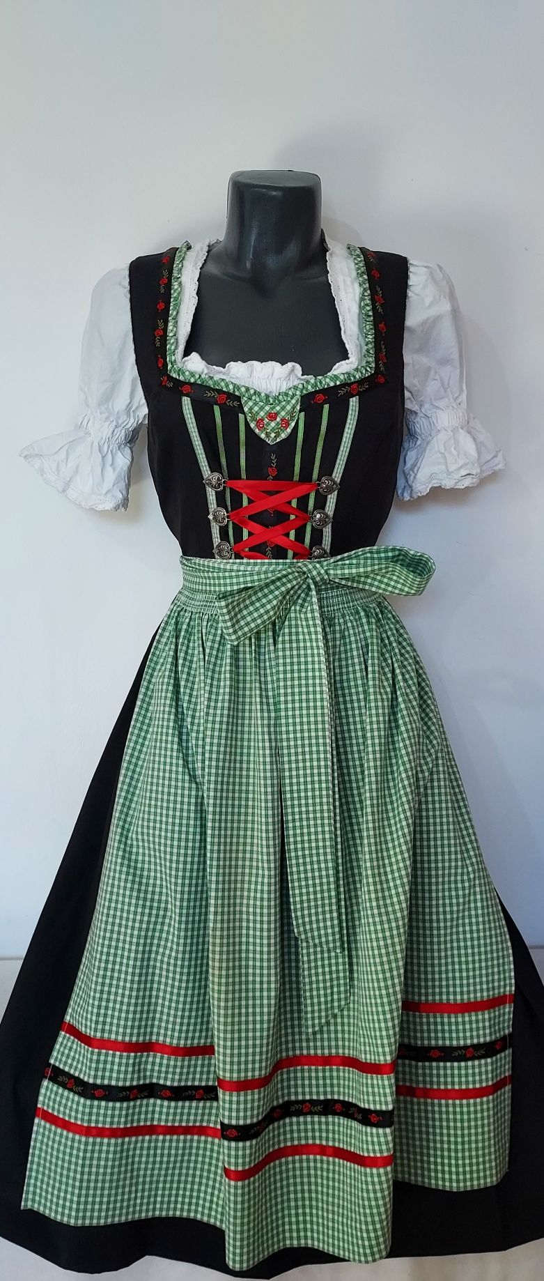 Dirndl marime 40 bavareza tiroleza Oktoberfest