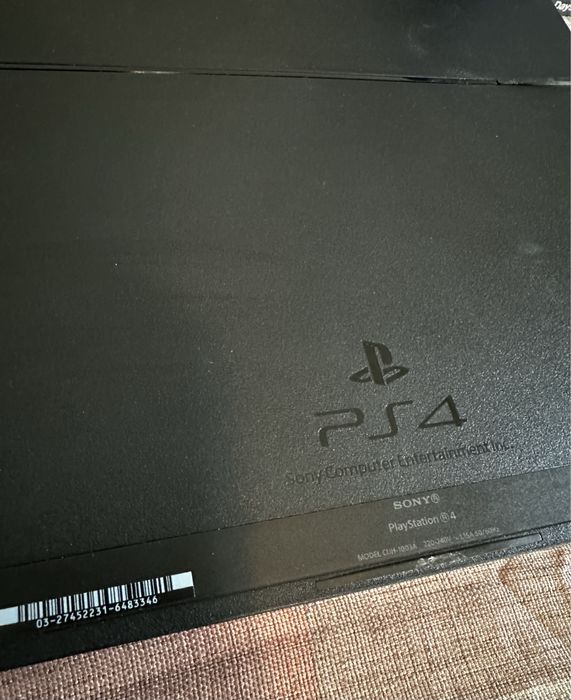 PS4 CUH-1003A + 22 игри + 2 контролера в перфектно състояние!