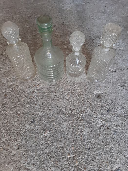Различни стъклени гарафи