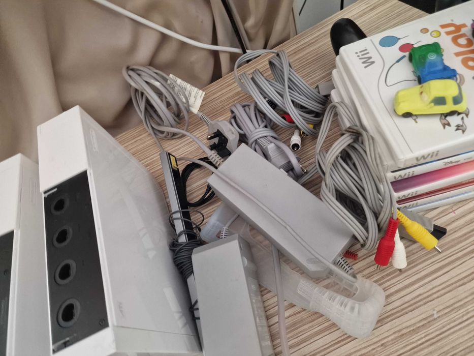 2 Nintendo WII cu accesorii si Jocuri
