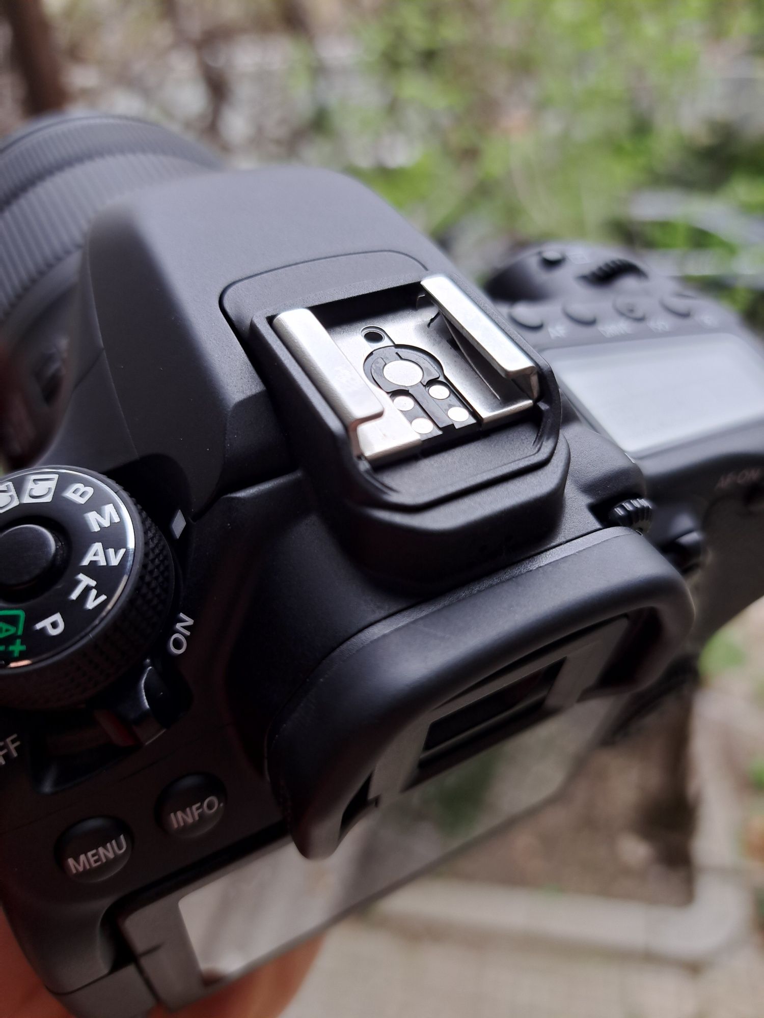 Canon 80D Nefolosit (6000 cadre) + Trepied + Geantă
