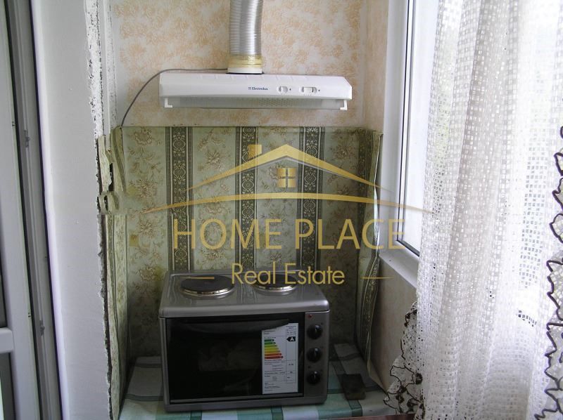 Просторен, панелен апартамент за продажба  в кв. Левски.