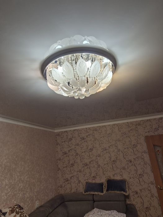 Продам люстру с пультом