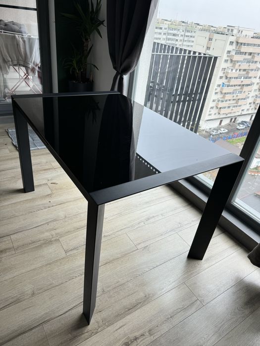 Masă extensibilă de design din sticlă și metal