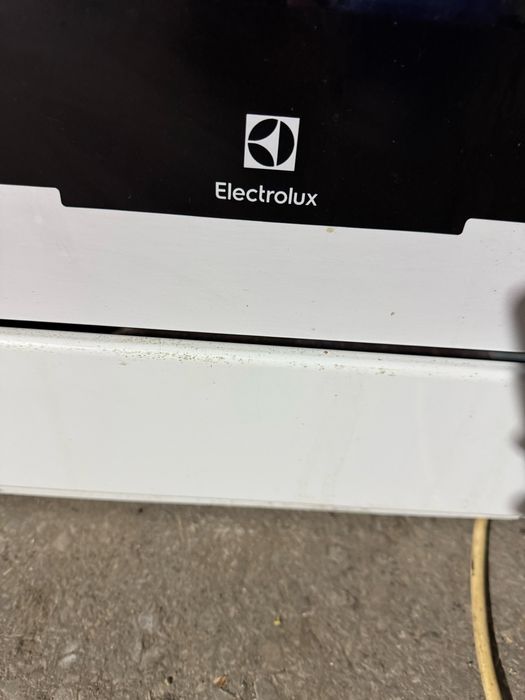 Печка с керамични котлони electrolux