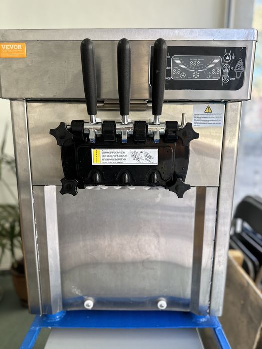 Продавам машина за сладолед vevor