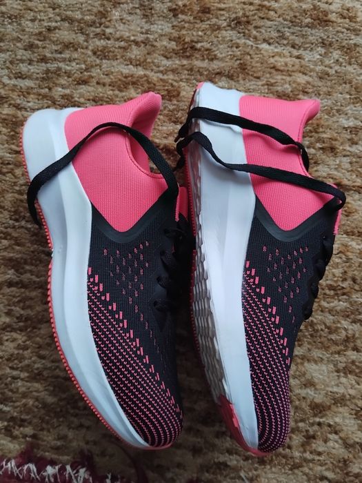 Спортни обувки чисто нови