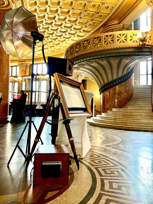 Cabina foto  platforma 360 videobooth photobooth aranjamente florale