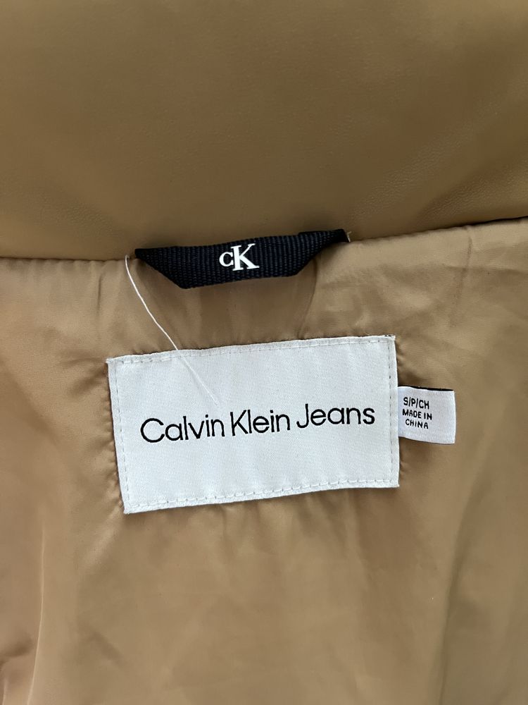 Продаю оригинальную зимнюю куртку бренда Calvin Klein