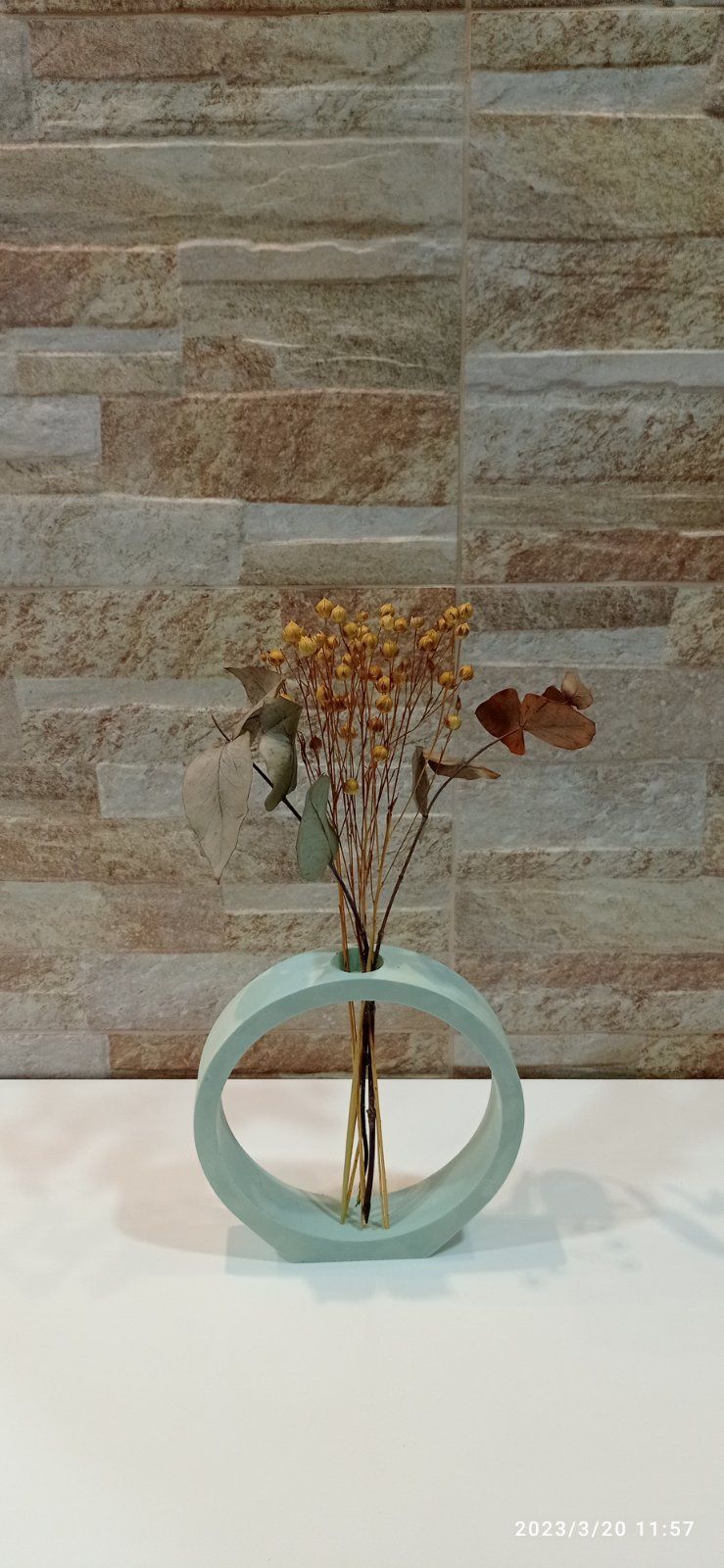 Стилни, нестандартни вази от керамична смес.