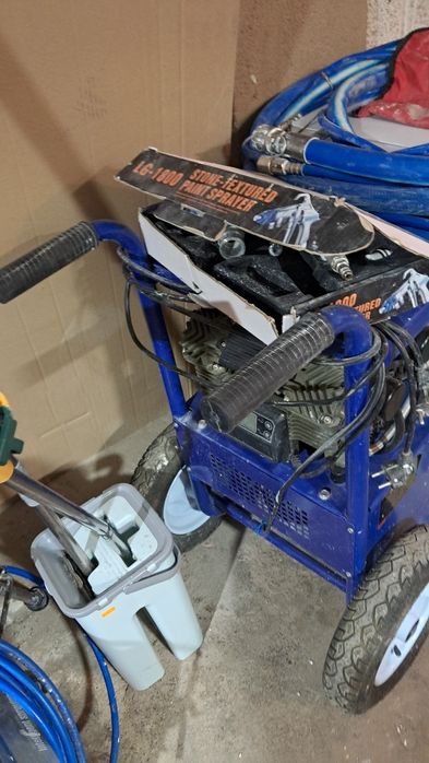 Машина за мазилки и шпакловки TEXTURE SPRAYER PS8
Машината е на два об