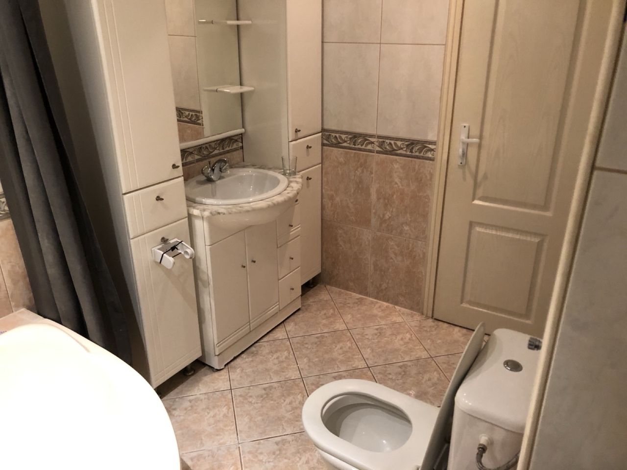 Дава се под наем Тристаен апартамент в Варна, Червен площад - 115 кв.м за 994.5 € - Снимка #13