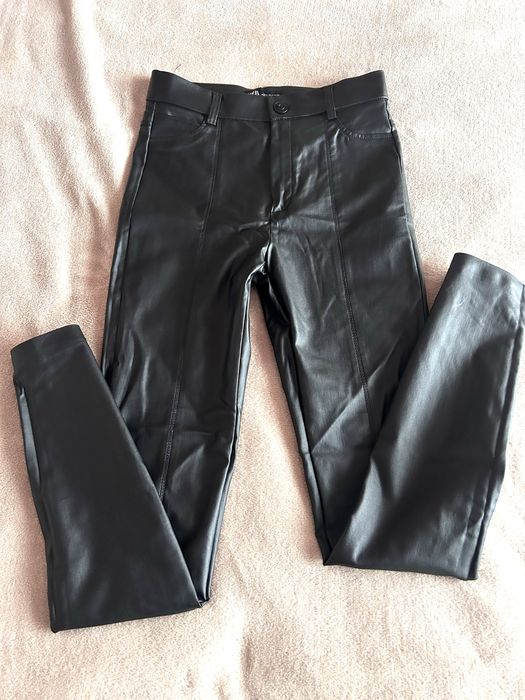 Pantaloni imitatie piele Zara