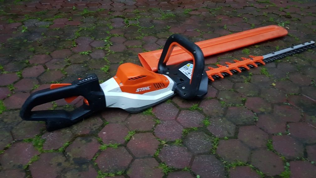 Vând Trimmer pe baterie pentru tăiat gard viu stihl HSA 94 T