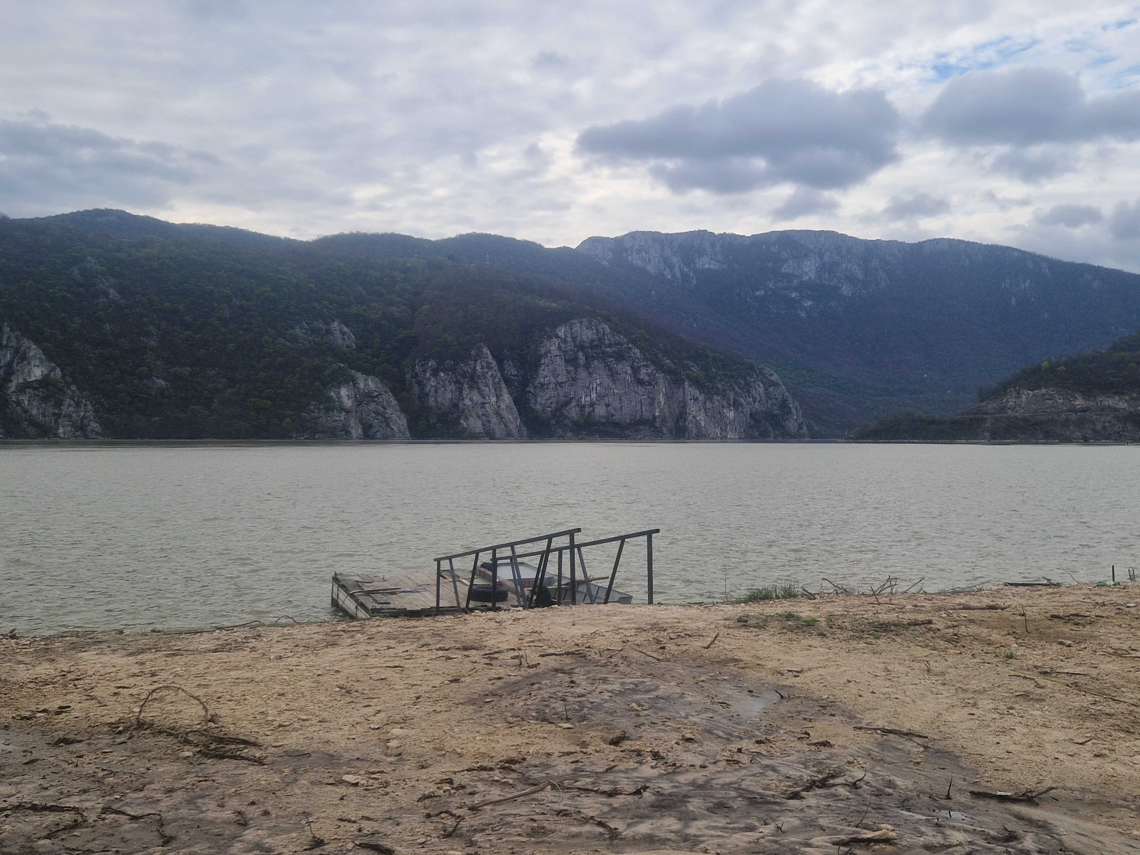 Vand urgent 1250 mp teren Clisura Dunarii langa pensiunea Septembrie