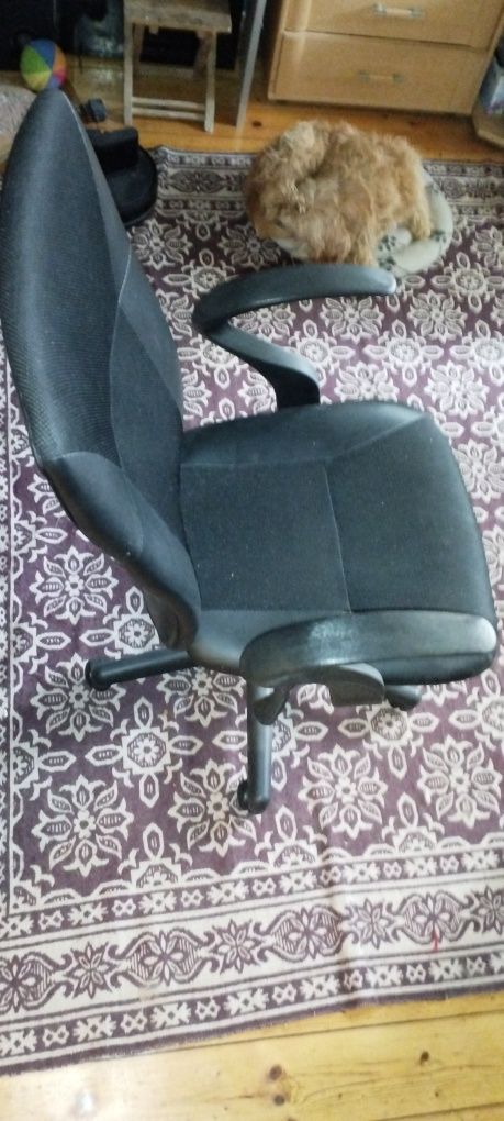 Продавам офис стол