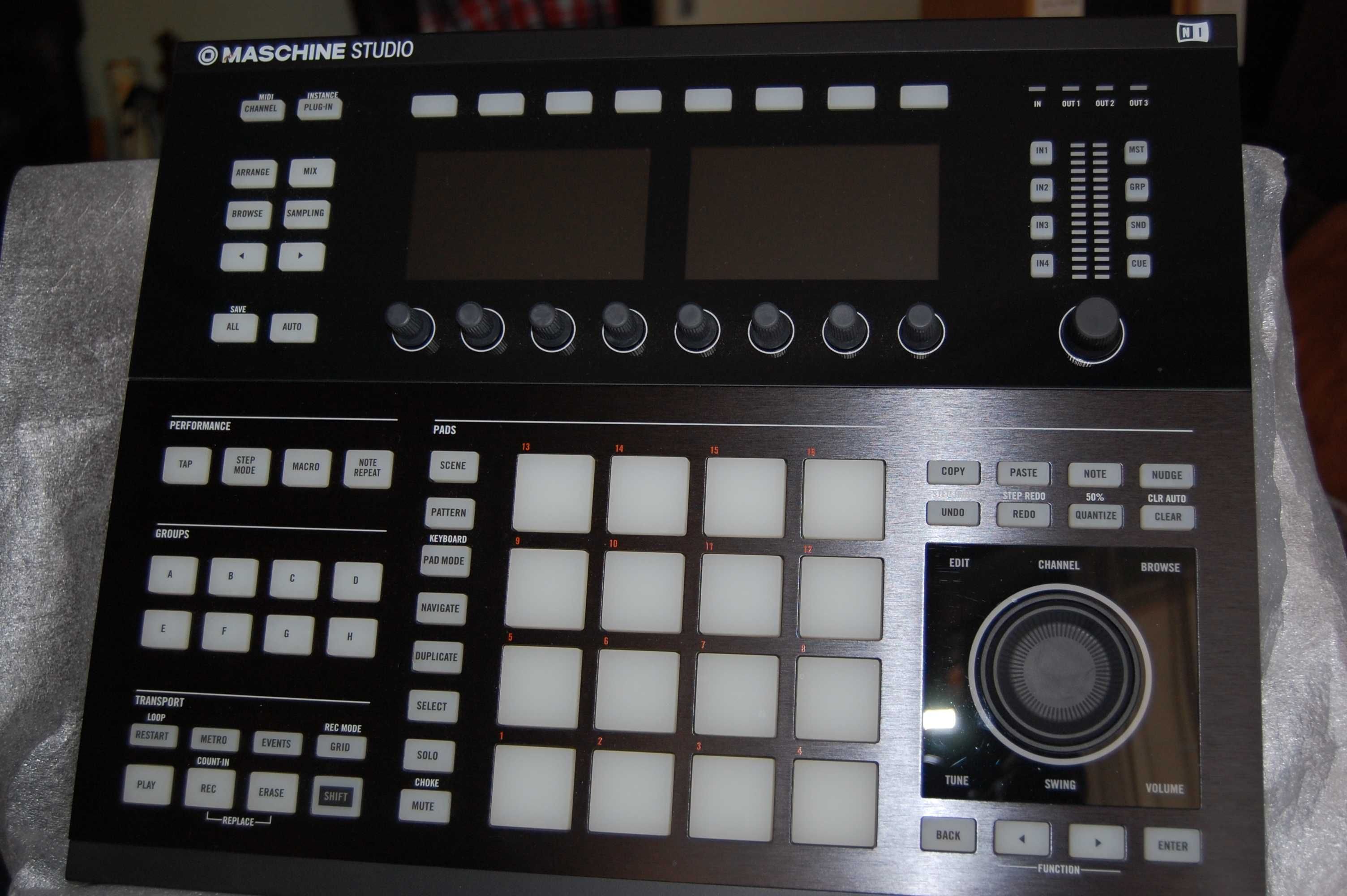 Vand controler NI Maschine Studio negru.