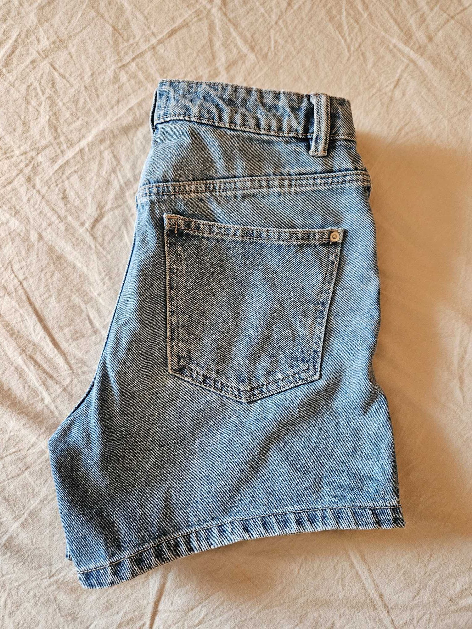 Дамска тениска Levi’s (XS) + дънкови шорти (размер 34) като подарък