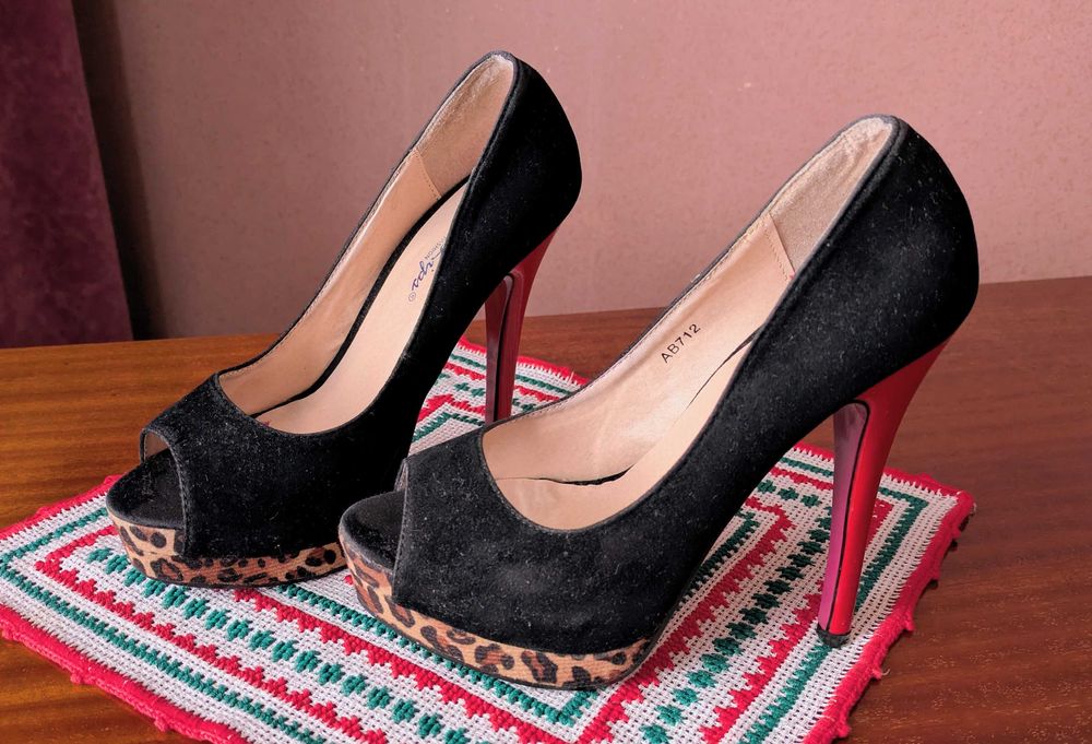 Pantofi stiletto negri cu platformă, peep-toe și detalii animal print