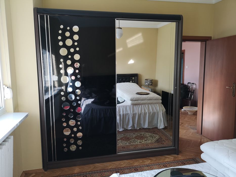 Продавам гардероб с плъзгащи врати