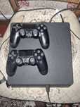 Срочно продаётся PS4. На 1 Терабайт 5 игры есть внутри 2 джойстика