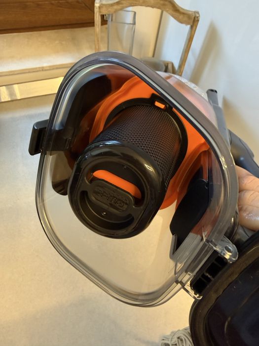 Aspirator de mana fara fir BLACK+ DECKER nou