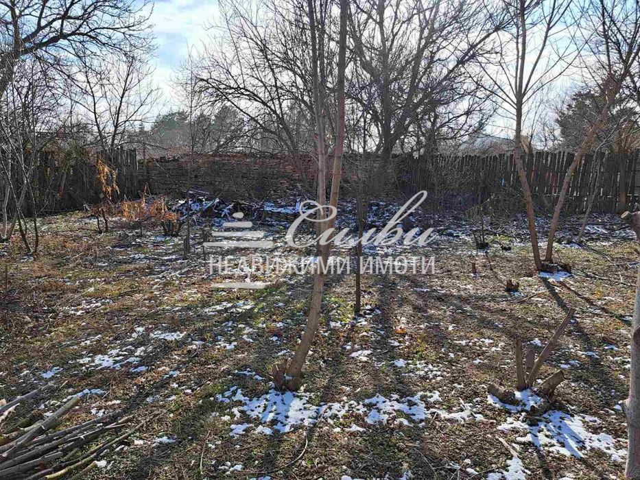 Къща с двор в с. Мадара