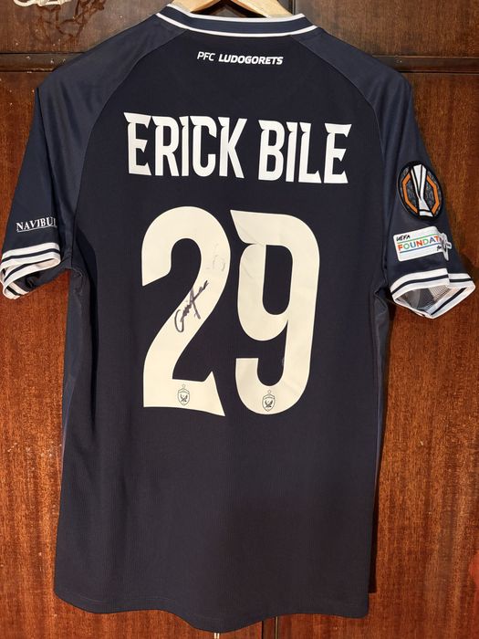 Мачова фанелка на Ерик Биле Лудугорец със автограф