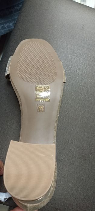 Златисти сандали с ток  42 номер