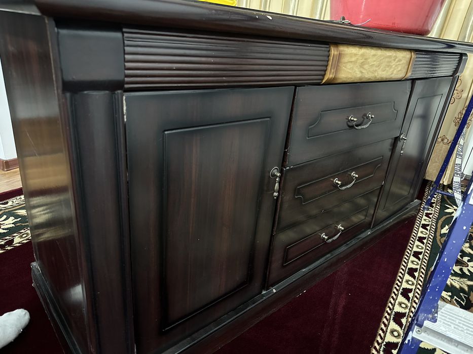 Продам двухспальную кровать и комод.