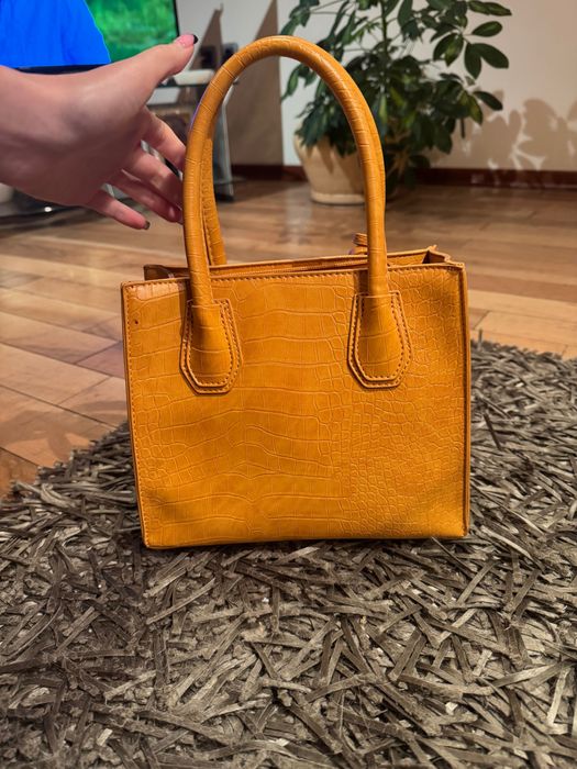 Нова жълта нова чанта