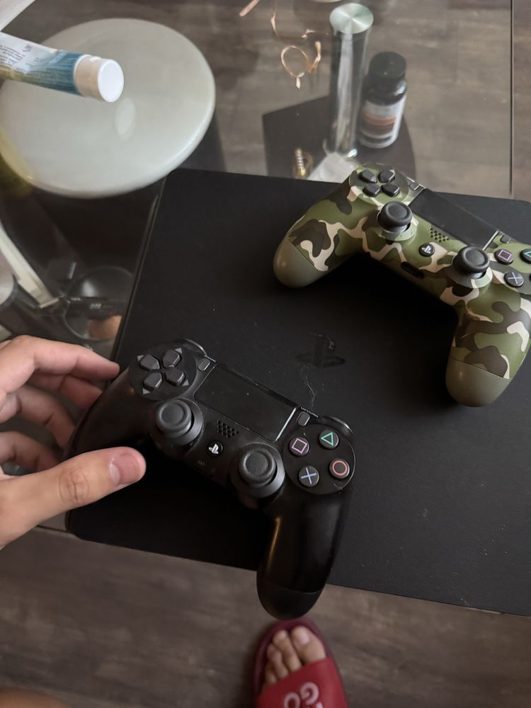 PS4 500 GB 2 джойстика