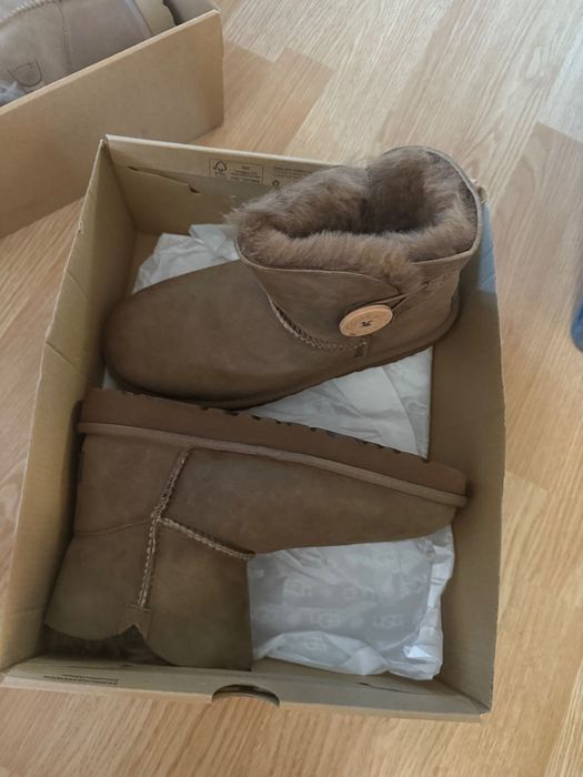 Vând UGG NOI, originali, mărimea 37