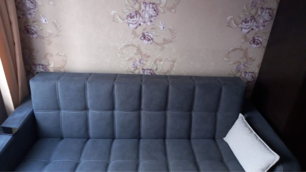 Продам новый диван, стоял в комнате 4 месяца