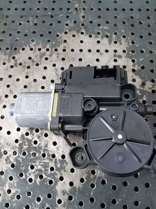 Motoras macara dreapta spate vw polo 6r 0130822533 6r0959812f