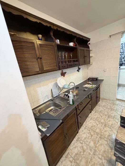 Mobilă de bucătărie maro – model clasic din lemn, stare bună