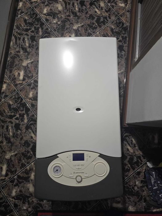 Centrala Ariston - Funcțională, ideală pentru utilizare sau piese